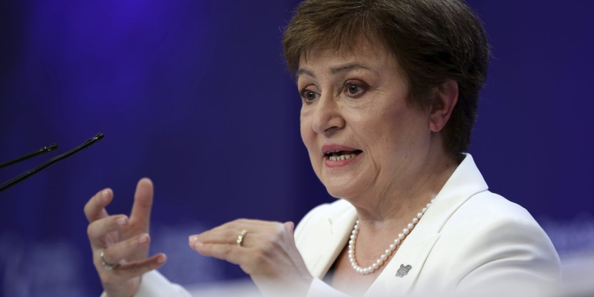 FMI trage semnalul de alarmă: România, sub lupa raportului privind finanțele