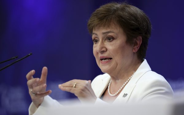 FMI trage semnalul de alarmă: România, sub lupa raportului privind finanțele