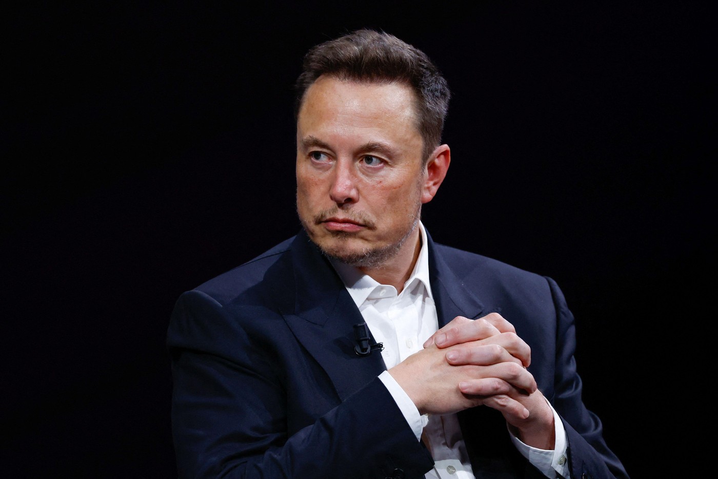 ELON Musk VREA SĂ-I DEMITĂ PE ALTMAN ȘI BROCKMAN DE LA OPENAI ELON Musk încearcă să obțină înlăturarea lui SAM ALTMAN din funcția de director executiv (CEO) al OpenAI și a lui GREG BROCKMAN din cea de președinte a companiei de inteligență artificială, ca parte a unui proces care urmează să ajungă în fața instanței mai târziu în cursul acestei luni