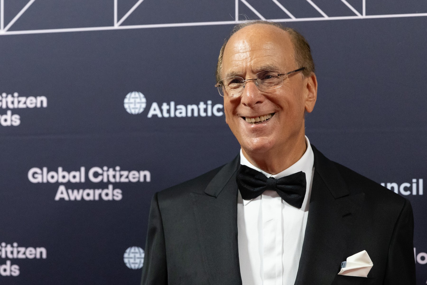 Dezvoltarea rapidă a tehnologiei inteligenței artificiale (AI) ridică probleme serioase legate de echitatea în distribuția beneficiilor, potrivit unui avertisment recent transmis de Larry Fink, CEO-ul BlackRock, una dintre cele mai mari companii de administrare a activelor din lume