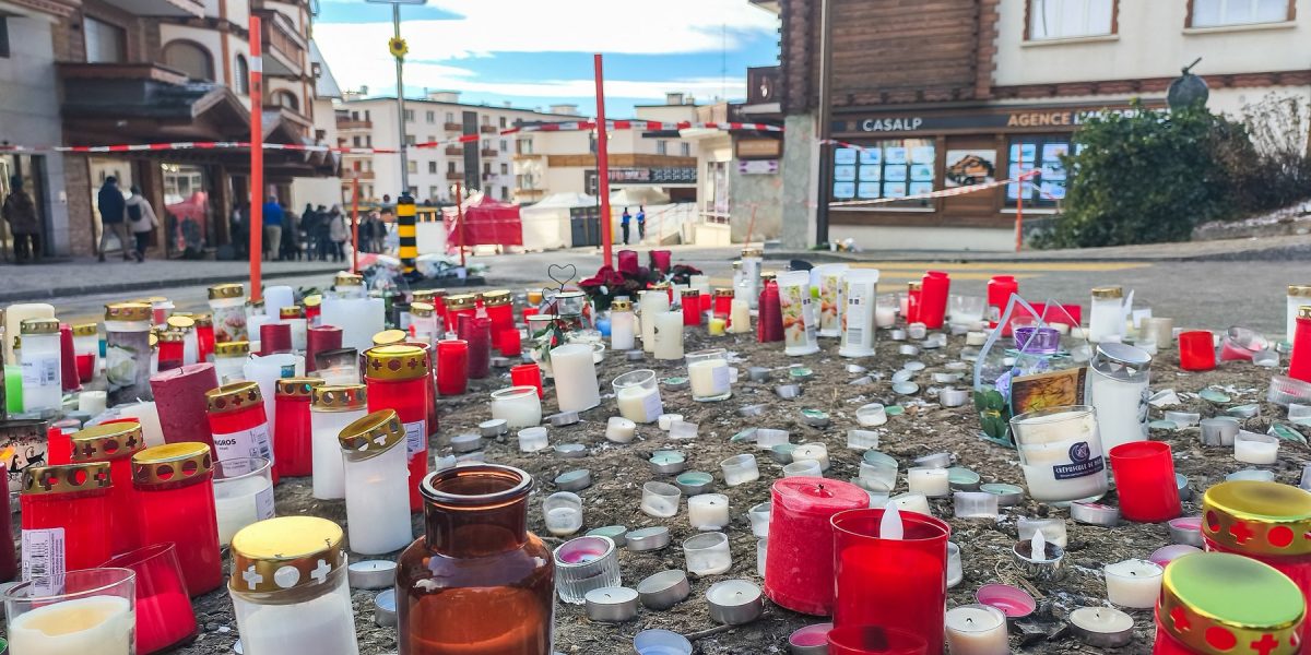 Proprietarii unui bar din Crans-Montana, acuzați în Italia. 41 de morți după incendiul de Anul Nou