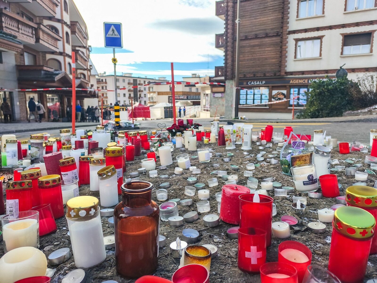Proprietarii unui bar din Crans-Montana, acuzați în Italia. 41 de morți după incendiul de Anul Nou