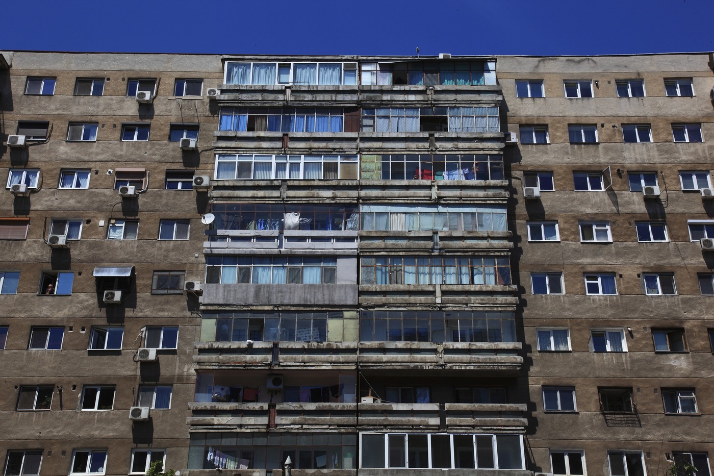 Un apartament de lângă Grand Arena Mall din București, oferit recent la prețul de 91.000 de euro, necesită o renovare completă pentru a putea fi locuibil