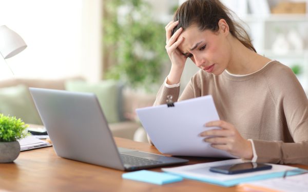 Când statul uită de facturi: Firmele mici, la un pas de faliment