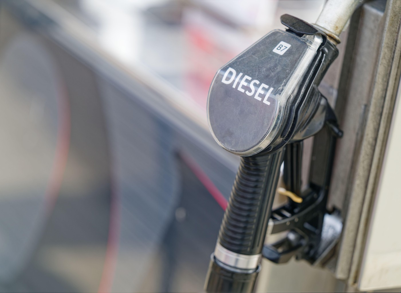 Prețul motorinei a scăzut în România după reducerea accizei Prețurile la motorină au înregistrat o scădere semnificativă încă din această dimineață, după ce Guvernul a decis reducerea accizei la carburanți