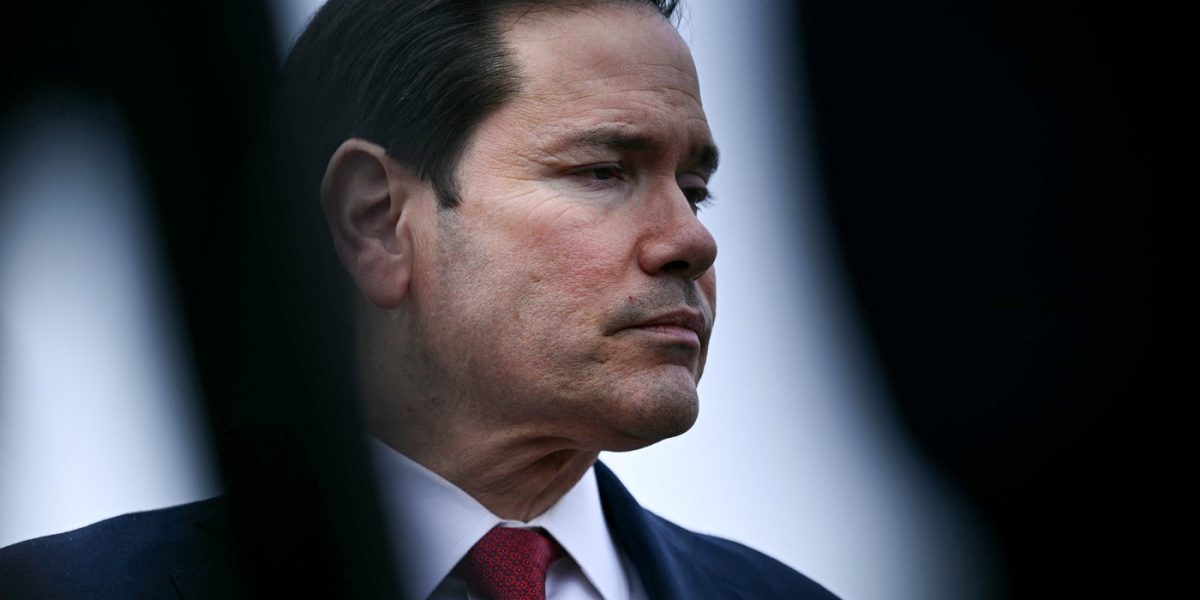 Secretarul de Stat american, Marco Rubio, a lăudat sprijinul României pentru operațiunile din Orientul Mijlociu Secretarul de Stat al SUA, Marco Rubio, a avut o convorbire telefonică joi cu ministrul român de Externe, Oana Țoiu, în cadrul căreia a exprimat mulțumiri pentru suportul oferit de România în operațiunile americane privind securitatea în Orientul Mijlociu