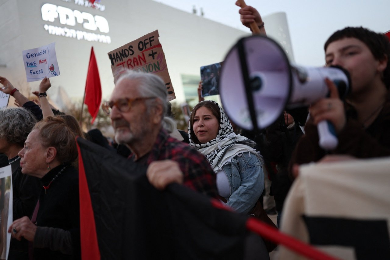 Sâmbătă seara, peste o mie de persoane au protestat în Piața Habima din Tel Aviv împotriva războiului purtat de Israel împotriva Iranului și Hezbollah în Liban