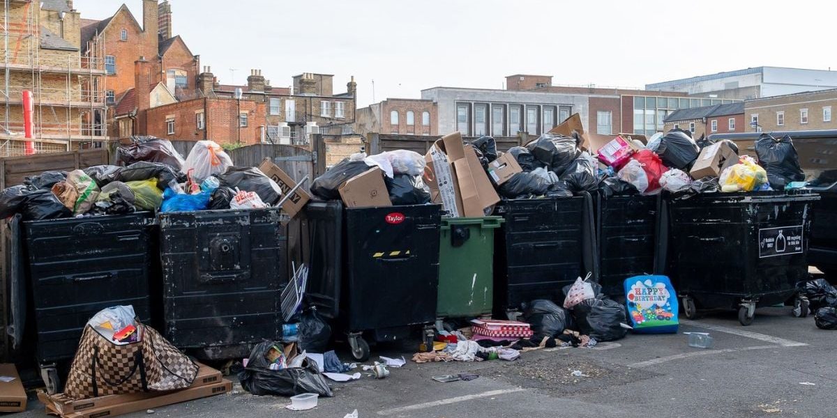 Bărbatul care scormonește-n gunoi de 12 ani după averea digitală