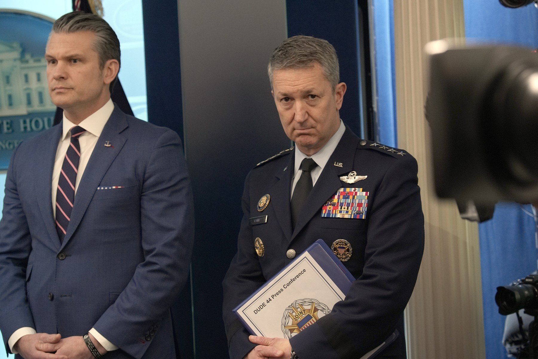 Președintele Donald Trump a dezvăluit detalii despre o operațiune militară americană secretă în Iran, inclusiv implicarea a sute de militari și a peste 170 de aeronave, în cadrul unei conferințe de presă la Casa Albă