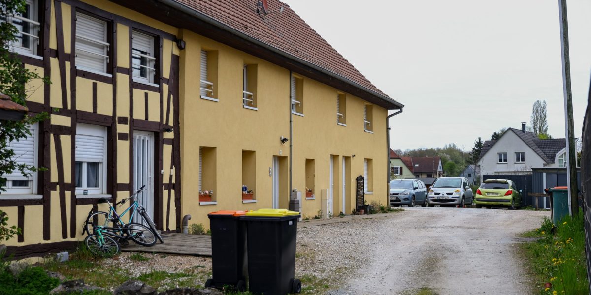 Francezii, șocați: Un puști de 9 ani, sechestrat de tatăl său într-o dubă, timp de un an!