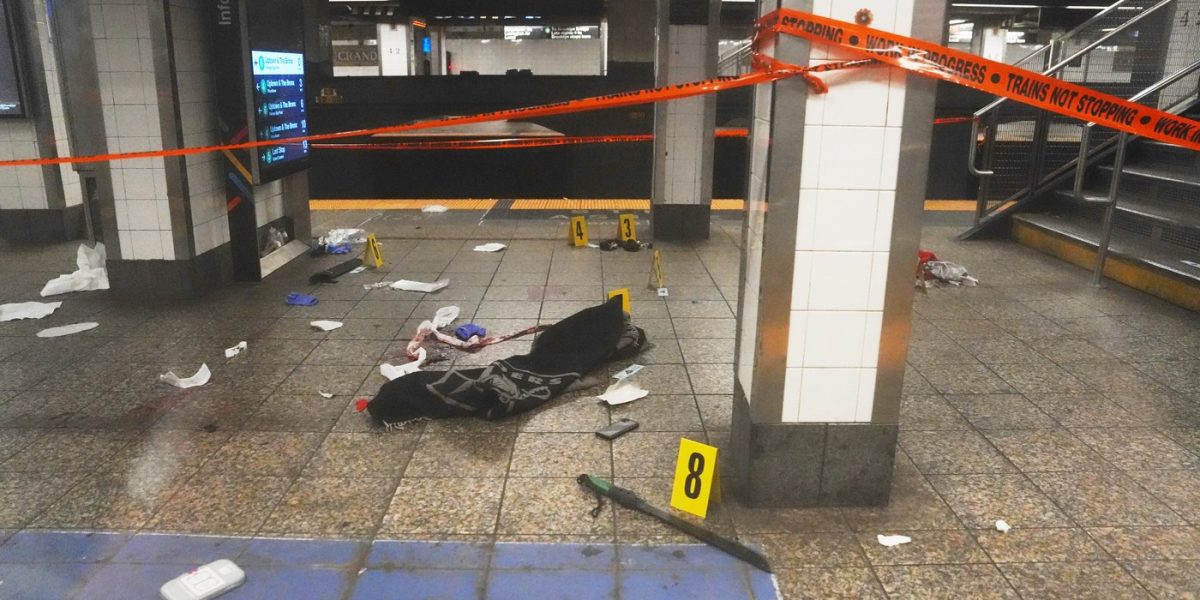 Atac cu macetă în metroul din New York: Agresorul, ucis de polițiști