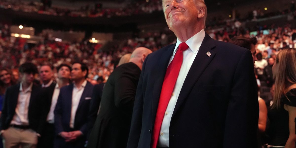 Afaceri ilegale: Milioane câștigate pe deciziile lui Donald Trump
