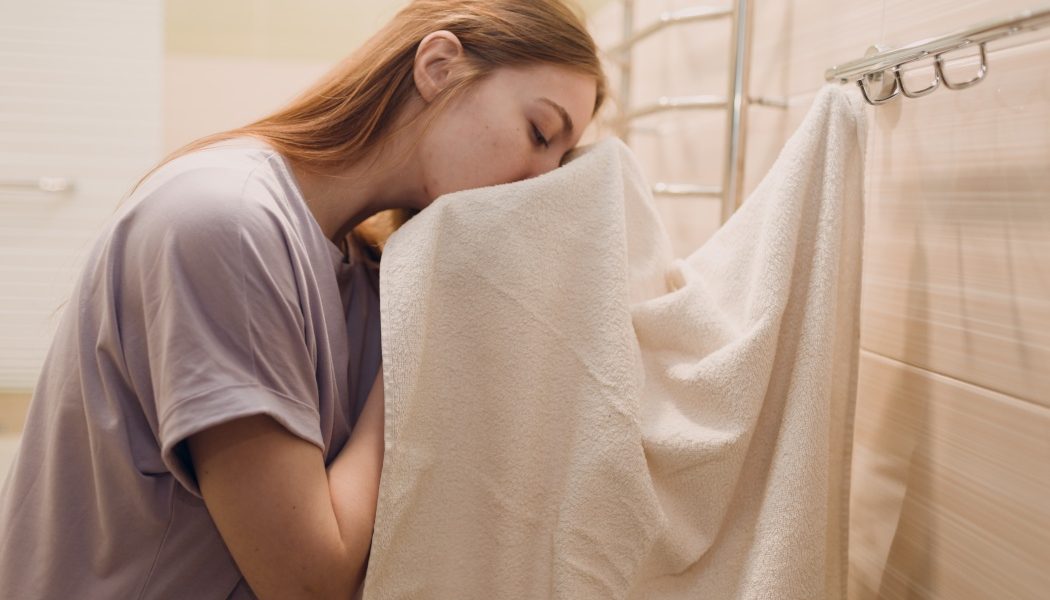 De ce miros urât prosoapele chiar după spălare? Soluțiile rapide