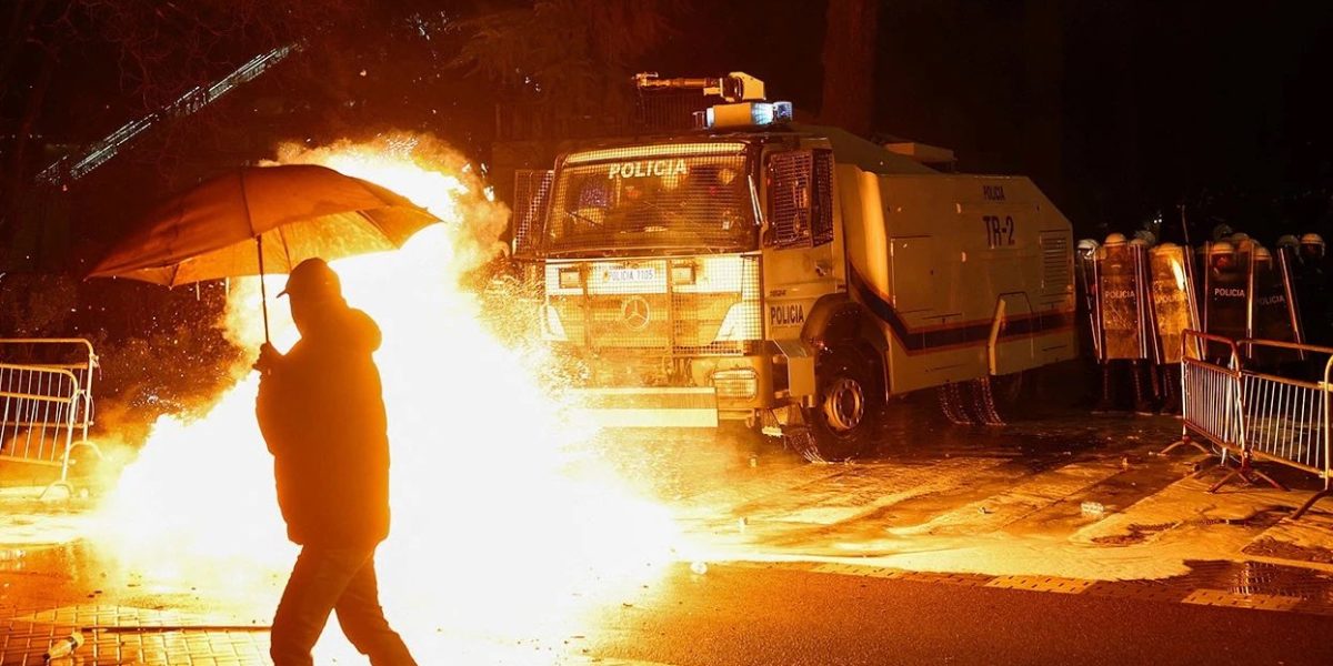 Arestări și violențe la Tirana: Trei parlamentari spitalizați, zeci de persoane reținute