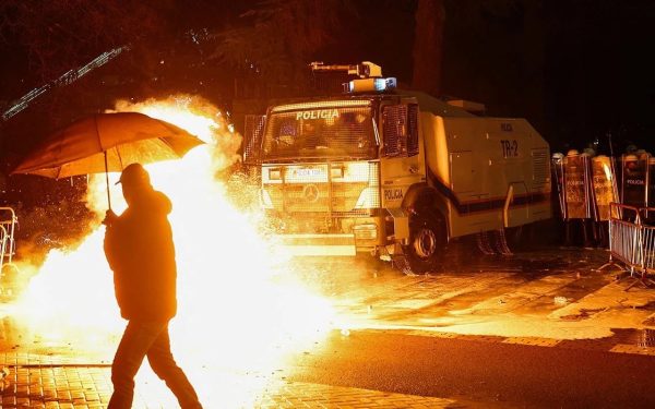 Arestări și violențe la Tirana: Trei parlamentari spitalizați, zeci de persoane reținute