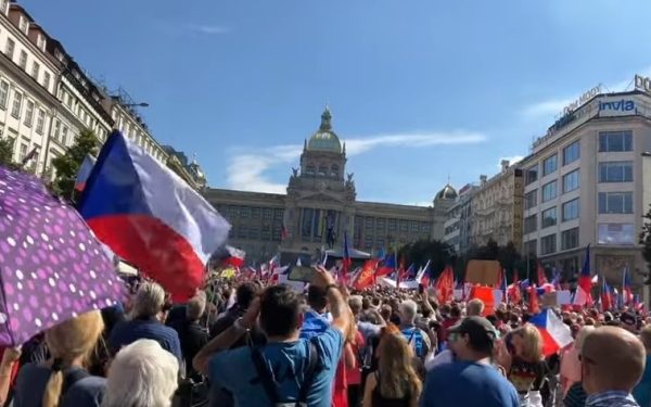 Mii de studenți la Praga, în stradă: Radioul și TV public, amenințate de tăieri
