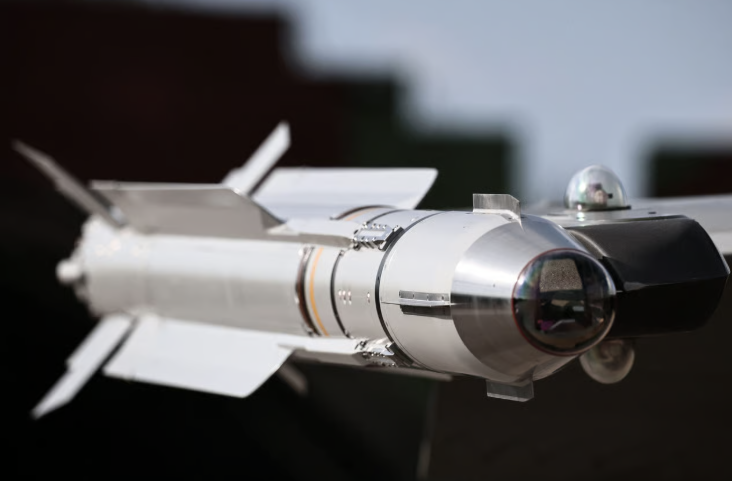 Franța intenționează să investească până la 280 de miliarde de euro în domeniul apărării până în 2030, în contextul programului european de înarmare SAFE, anunță Politico