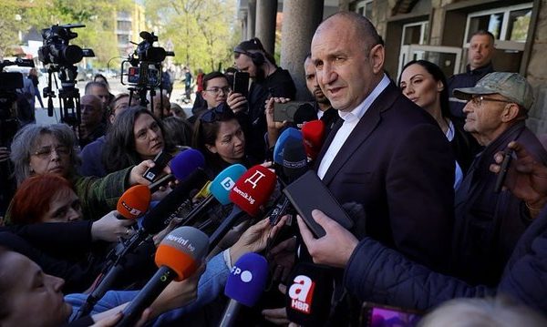 Radev jubilează după alegeri în Bulgaria, dar neîncrederea persistă