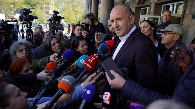 Radev jubilează după alegeri în Bulgaria, dar neîncrederea persistă