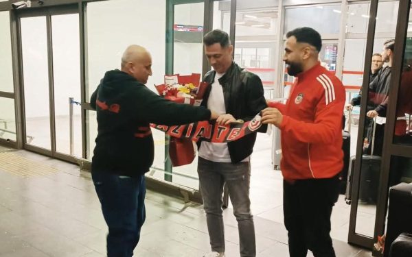 Rădoi, primit ca un star în Turcia: Imaginile senzaționale de pe aeroport