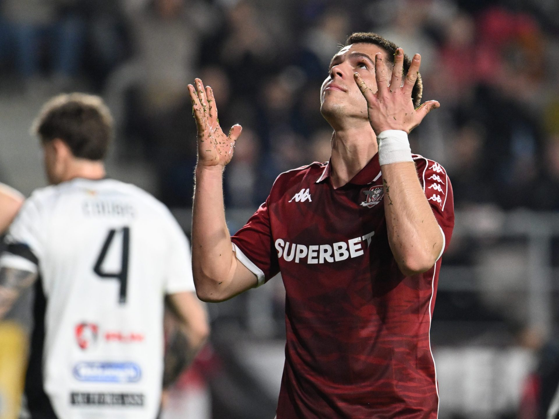 Rapid București a înregistrat a cincea înfrângere consecutivă pe stadionul propriu în meciul cu U Cluj, scor 1-2, într-o rundă a Superligii, ceea ce ridică semne de întrebare asupra stării actuale a echipei