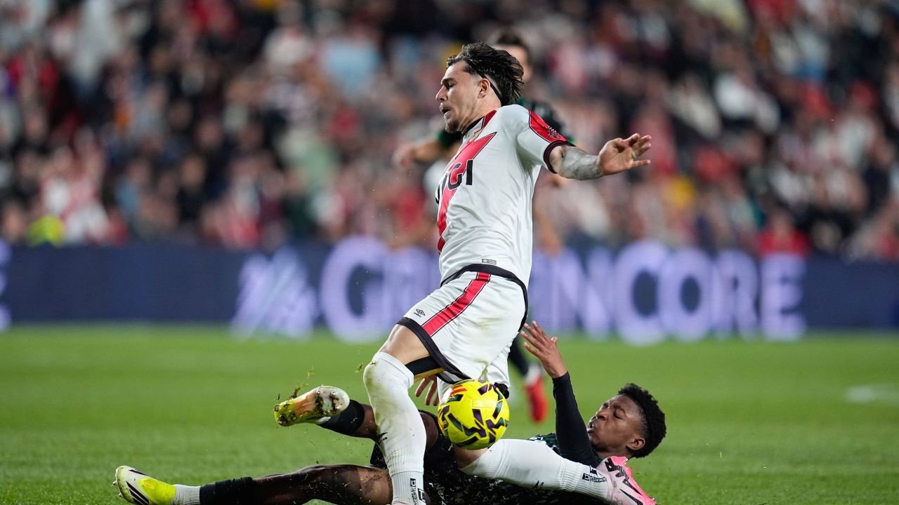 Partidele din sferturile Conference League: spectacol fotbalistic oferit de SPORT.RO Azi, SPORT.RO oferă microbistilor români o experiență fotbalistică intensă, cu transmisiuni LIVE TEXT ale partidelor din sferturile de finală ale Conference League