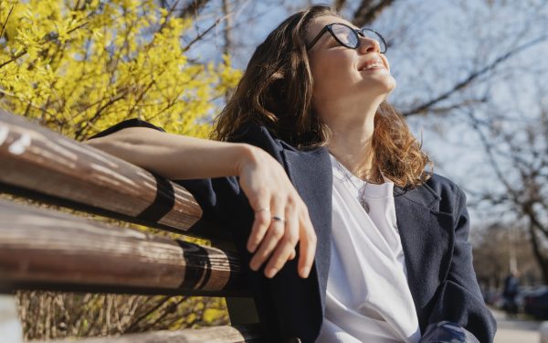 Cum ne „pârjolesc” primele raze de Soare? Ce riscuri ascund