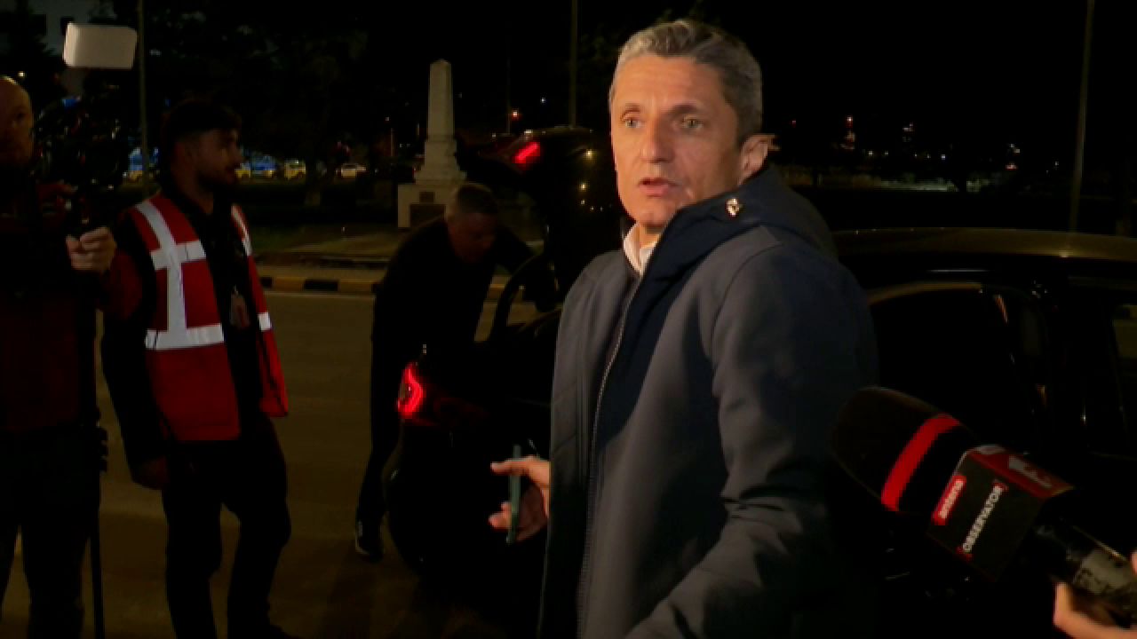 RĂZVAN Lucescu A AJUNS ÎN București PENTRU A FI ALĂTURI DE TATĂL SĂU, MIRCEA Lucescu Duminică seară, Răzvan Lucescu a aterizat pe aeroportul Henri Coandă din București, însoțit de membrii familiei sale