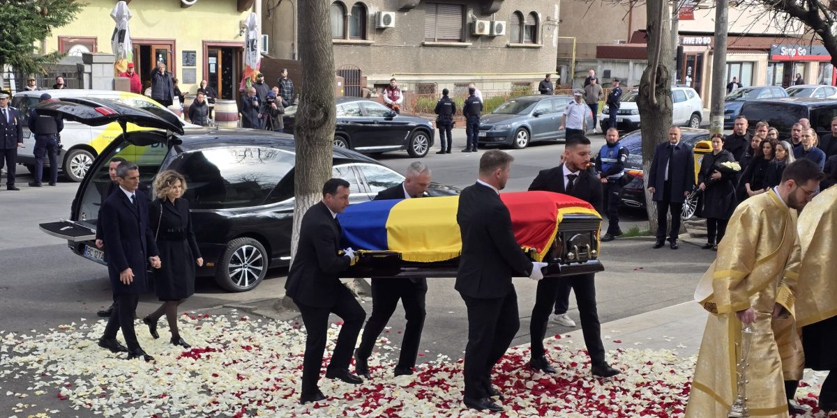 Răzvan Lucescu și Familia Își Iau Rămas Bun de la Mircea Lucescu Vineri, 10 aprilie 2026, cortegiul funerar al lui Mircea Lucescu a sosit la Biserica Sfântul Elefterie din București