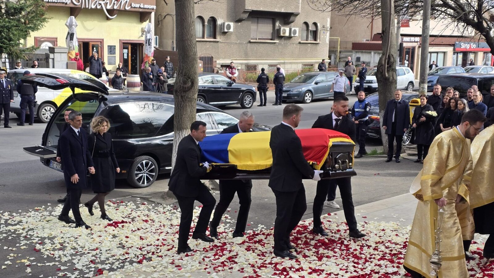 Răzvan Lucescu și Familia Își Iau Rămas Bun de la Mircea Lucescu Vineri, 10 aprilie 2026, cortegiul funerar al lui Mircea Lucescu a sosit la Biserica Sfântul Elefterie din București