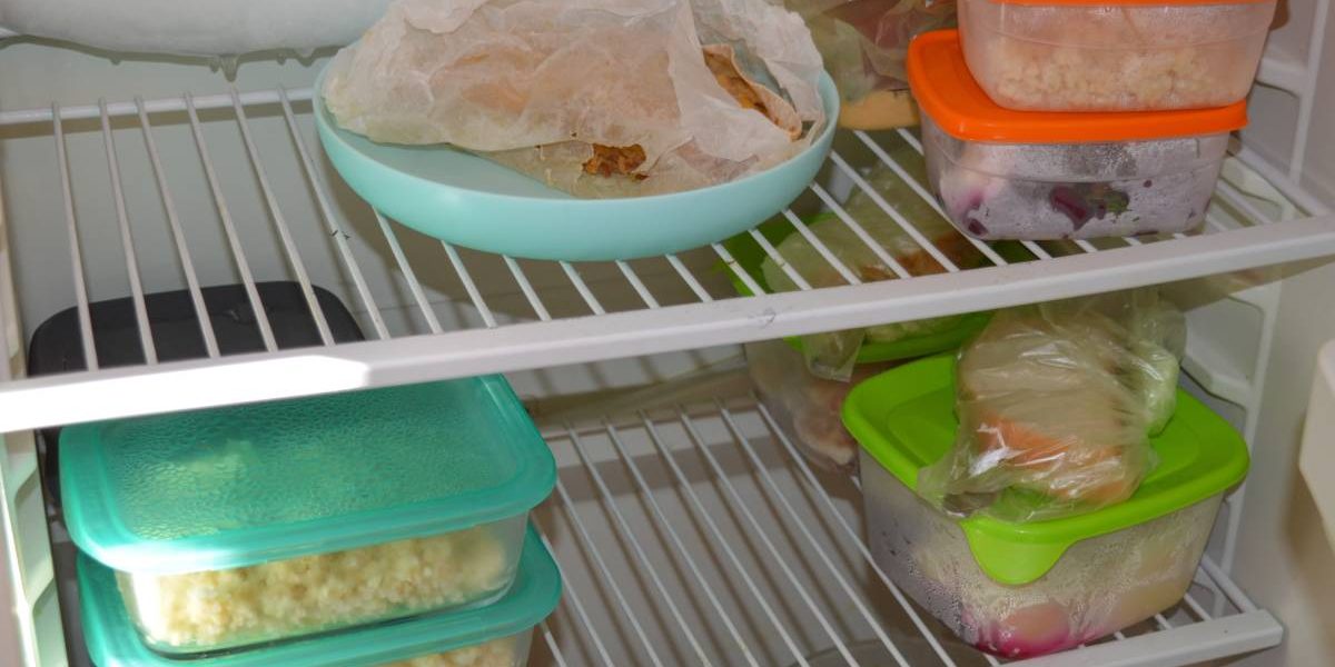 Cât timp poți păstra mâncarea în frigider? Greșelile fatale care te îmbolnăvesc