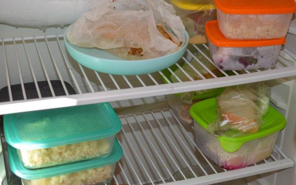 Cât timp poți păstra mâncarea în frigider? Greșelile fatale care te îmbolnăvesc