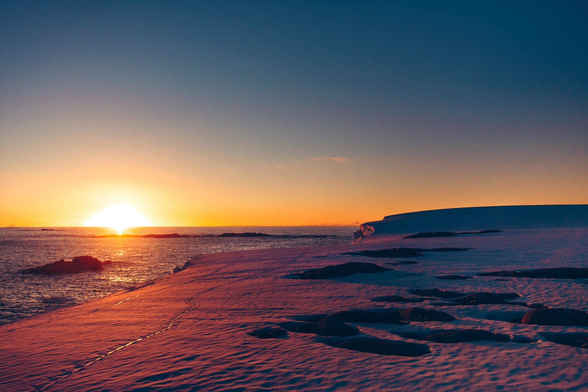 Antarctica, un continent cu rezerve minerale uriașe ascunse sub gheață Antarctica ar putea deveni în curând una dintre cele mai bogate zone în resurse minerale, odată ce efectele schimbărilor climatice vor reduce considerabil suprafața acoperită de gheață