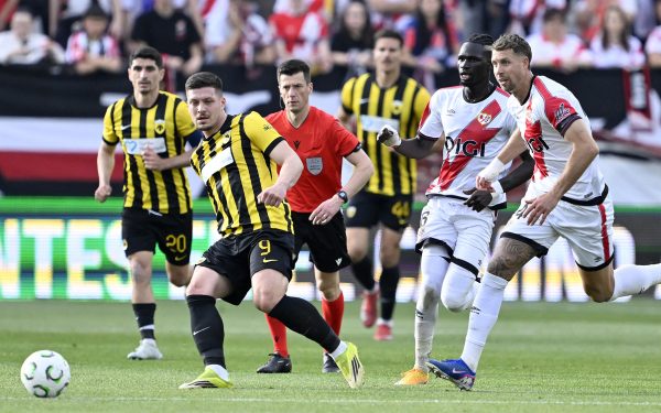 Seara de joi, 9 aprilie 2026, a adus o serie de rezultate surprinzătoare în Europa League și Conference League, cu echipe și jucători români implicați în meciuri cruciale