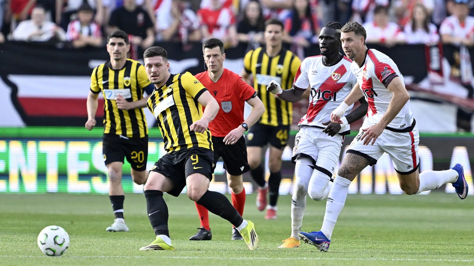 Seara de joi, 9 aprilie 2026, a adus o serie de rezultate surprinzătoare în Europa League și Conference League, cu echipe și jucători români implicați în meciuri cruciale
