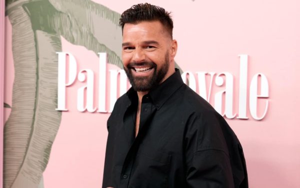 IMAGINI ULUITOARE: Vedeta Din America Latină, Spectacol la sosirea în țară