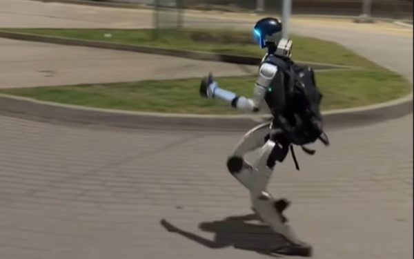 Robotul Umanoid Edward Warchocki, vânător de mistreți la Varșovia, face furori