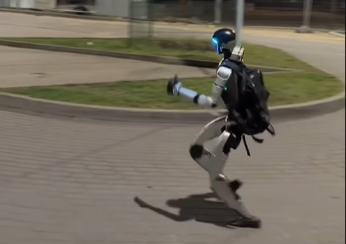 Robotul Umanoid Edward Warchocki, vânător de mistreți la Varșovia, face furori