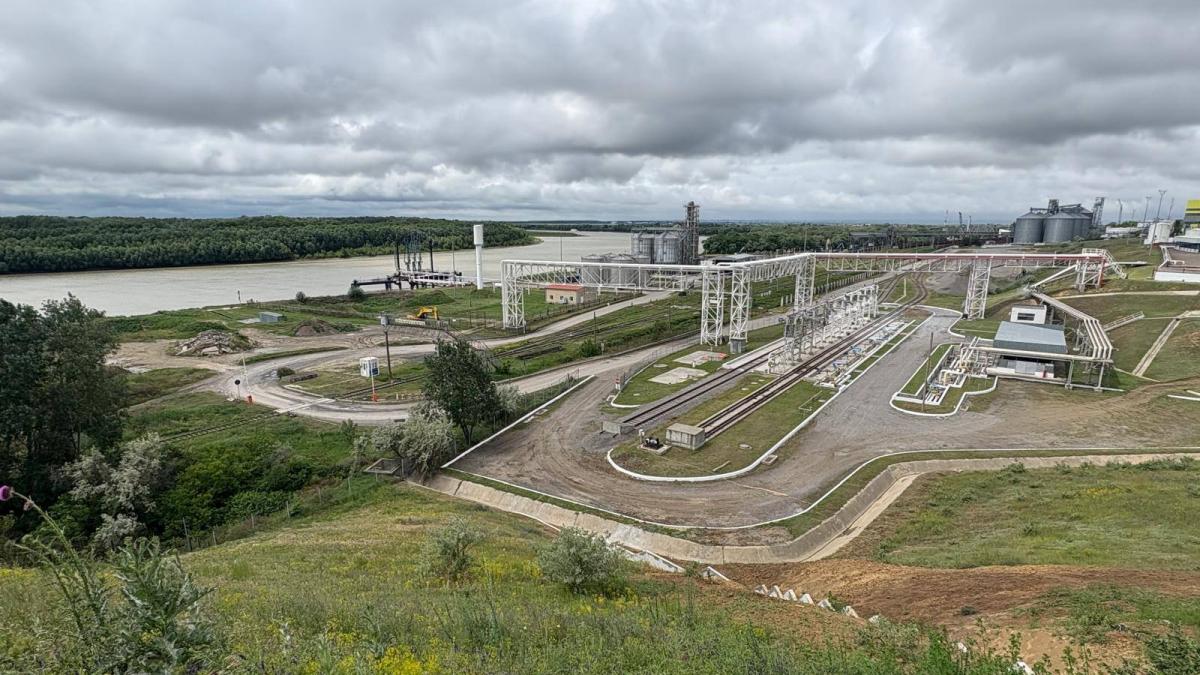 Guvernul ALOCĂ fonduri importante pentru Portul Giurgiulești Guvernul României a aprobat, în ședința de joi, alocarea a peste 281 de milioane de lei pentru achiziția participației Băncii Europene pentru Reconstrucție și Dezvoltare (BERD) în Portul Internațional Liber Giurgiulești din Republica Moldova