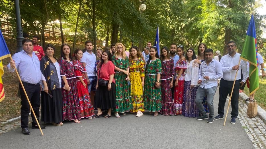 Președintele Nicușor Dan a transmis un mesaj de Ziua Internațională a Romilor și sărbătoarea etniei romilor din România, subliniind importanța comunității rome în societatea românească și recunoscând dificultățile istorice pe care le-a traversat