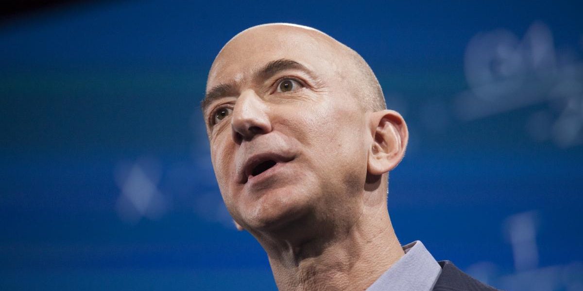Bezos, salariu de mizilic la Amazon: Cât costă, de fapt, deplasările lui?