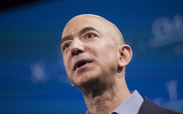 Bezos, salariu de mizilic la Amazon: Cât costă, de fapt, deplasările lui?