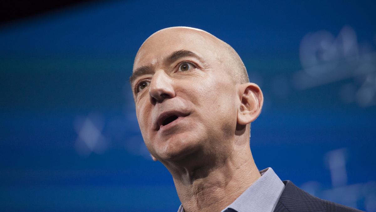 Bezos, salariu de mizilic la Amazon: Cât costă, de fapt, deplasările lui?