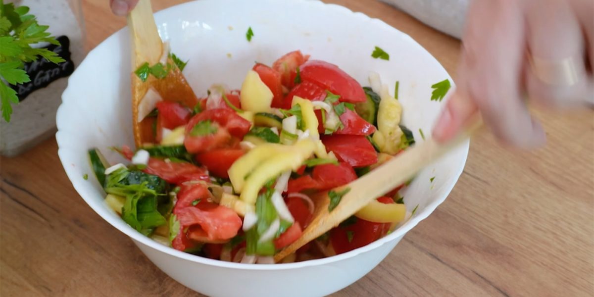 Greșeala epică în salata de roșii și castraveți: condimentul care distruge gustul