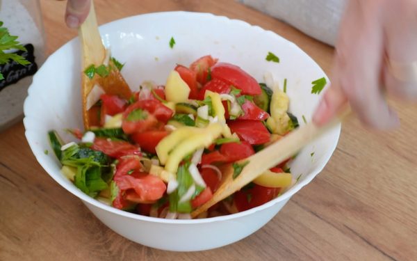 Greșeala epică în salata de roșii și castraveți: condimentul care distruge gustul