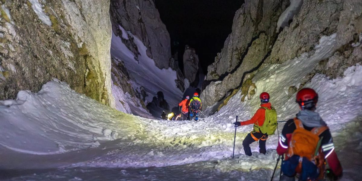 Noapte alba pentru salvamontiștii din Zărnești: Intervenție dificilă în Piatra Craiului