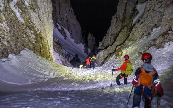 Noapte alba pentru salvamontiștii din Zărnești: Intervenție dificilă în Piatra Craiului