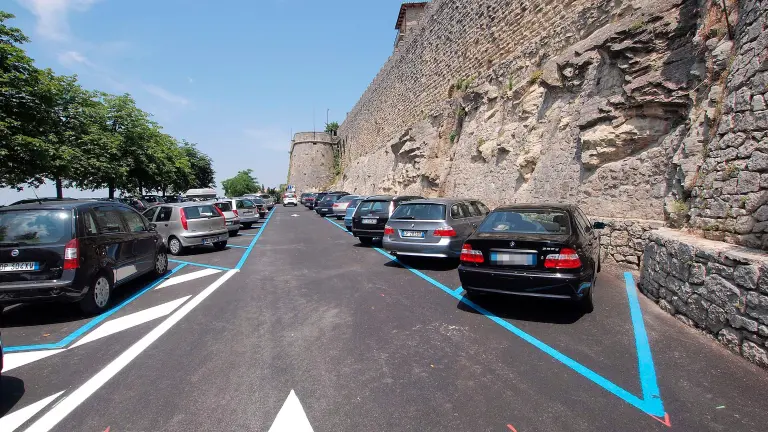 Un incident violent, în urma unui conflict legat de un loc de parcare, a avut loc în centrul orașului San Marino, rezultând rănirea unei persoane și necesitatea transportului la spital