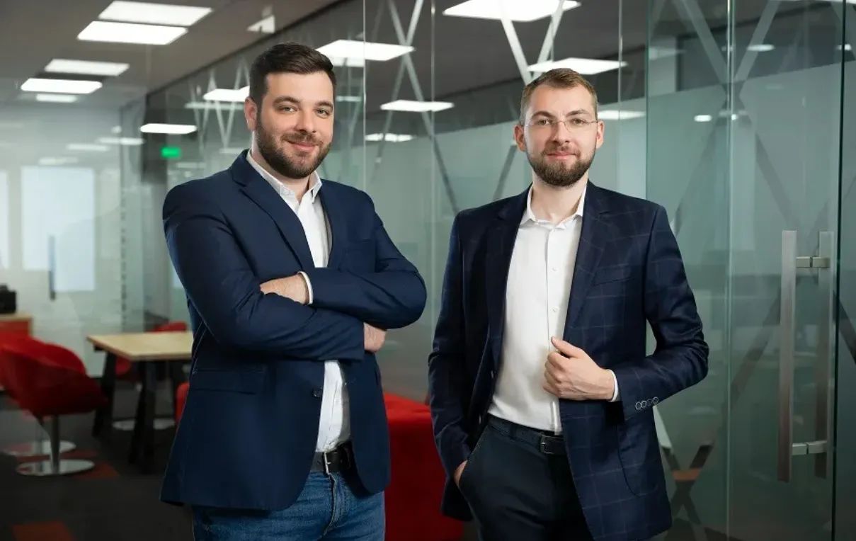 Antreprenorii români din spatele platformei SanoPass, vândută în 2022 companiei MedLife, investesc acum într-un startup ce explorează modul în care inteligența artificială poate influența recomandările de branduri