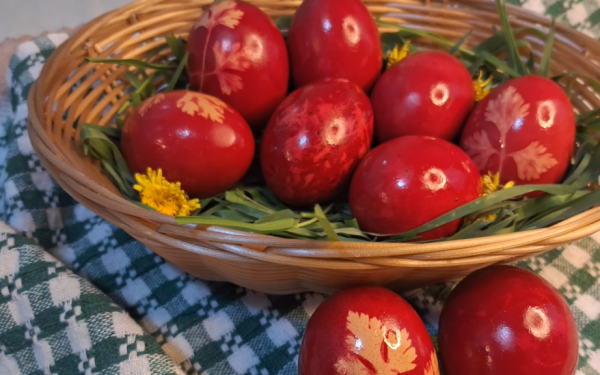 Ouăle de Paște pot fi vopsite în mod tradițional folosind metode naturale, ușor de pus în practică acasă, cu ingrediente simple